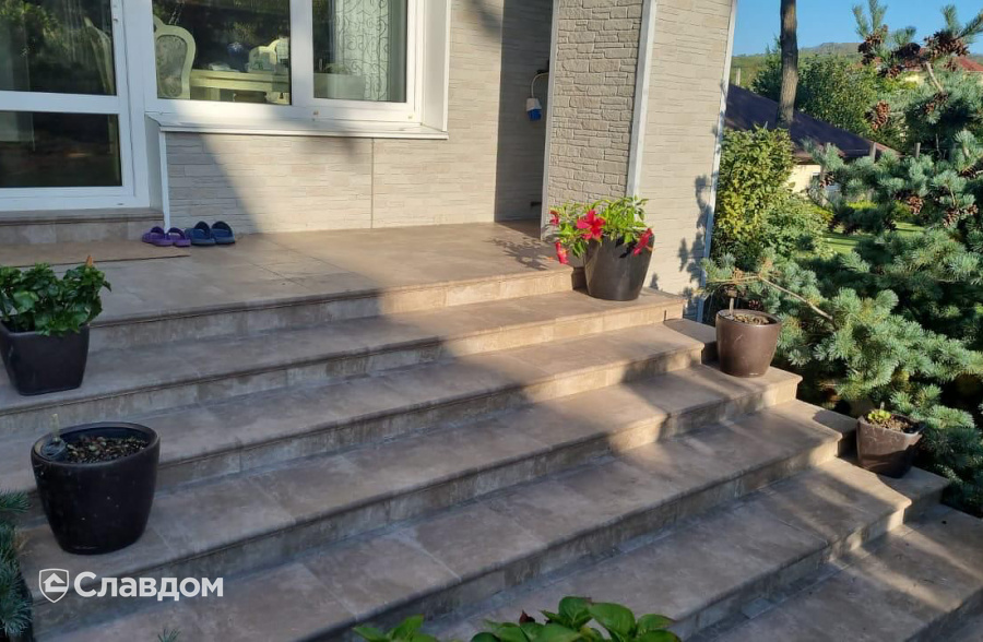 Облицовка крыльца напольной плиткой и ступенями Westerwaelder Klinker ATRIUM Graubraun