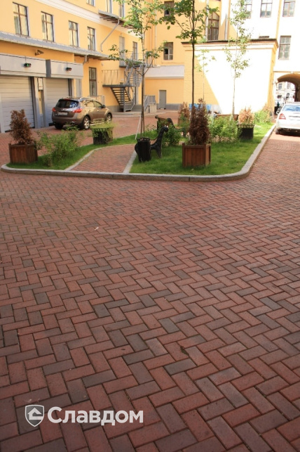 Жилой дом на углу наб. Фонтанки