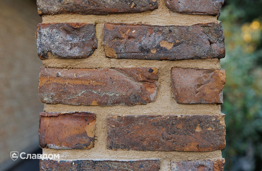 Частный дом с облицовкой кирпичом ручной формовки Сафоново Клинкер №9