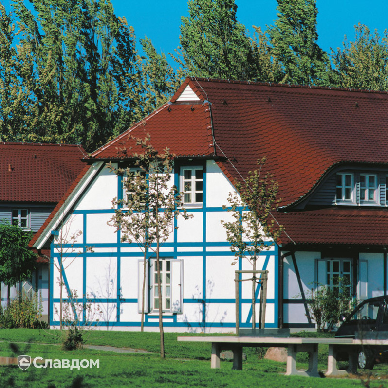 Дом с интересным дизайном и крышей из черепицы Creaton Biber Klassik Kupferrot engobiert