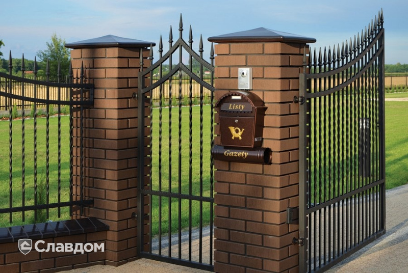 Забор частного дома с применением клинкерных оголовков, профильного кирпича King Klinker 17 ониксовый черный