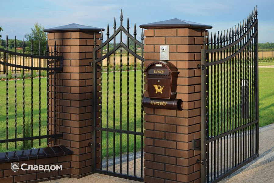 Забор частного дома с применением клинкерных оголовков, профильного кирпича King Klinker 17 ониксовый черный