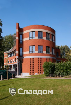 Офис с облицовкой кирпичом Terca Donkerrood и Forum Prata