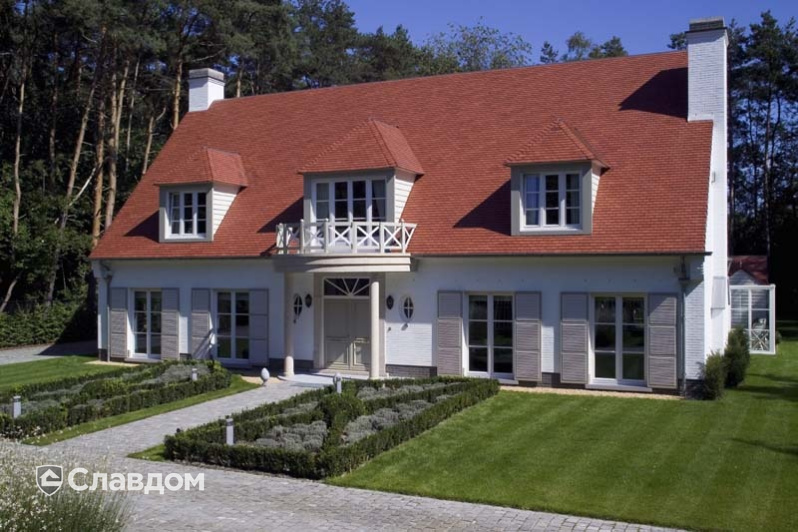 Жилой дом с применением керамической черепицы Koramic 301 Plain Tile Smooth Amarant Engobe