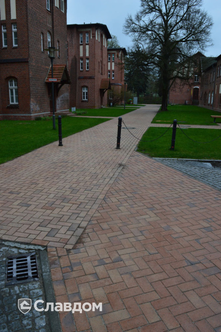 Двор многоэтажного дома с применением брусчатки Vandersanden Radeberg