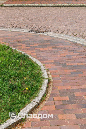 Пешеходная дорожка с применением брусчатки MUHR 04S Rotbraun-bunt special