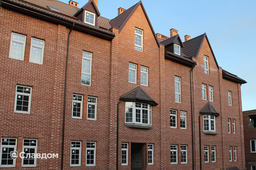 Здание с облицовкой из кирпича Донские зори Стародонской