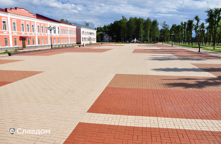 Аллея и площадь в Старой Руссе
