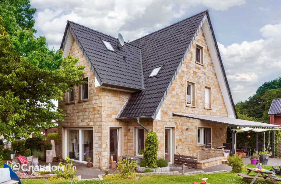 Двухэтажный жилой дом с применением керамической черепицы Laumans XL Top 30 Xenon Grau
