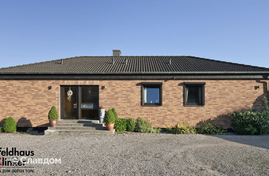 Загородный дом с облицовкой кирпичом Feldhaus Klinker 686 sintra ardor calino