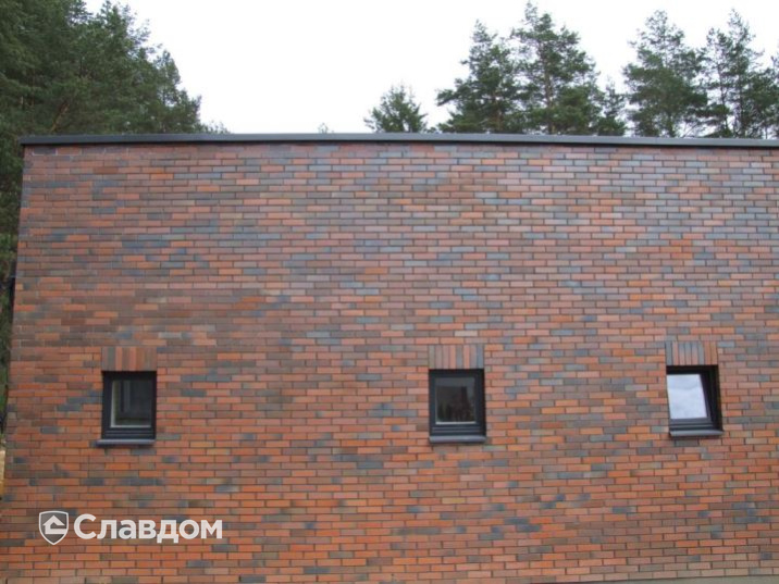 Техническое здание с облицовкой кирпичом Terca Red Flame гладкий