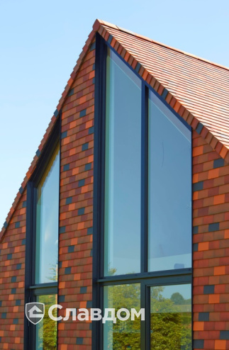 Жилой дом с применением керамической черепицы Koramic 301 Plain Tile Smooth Natural Red, Toscana Engobe, Amarant Engobem Braised Blue