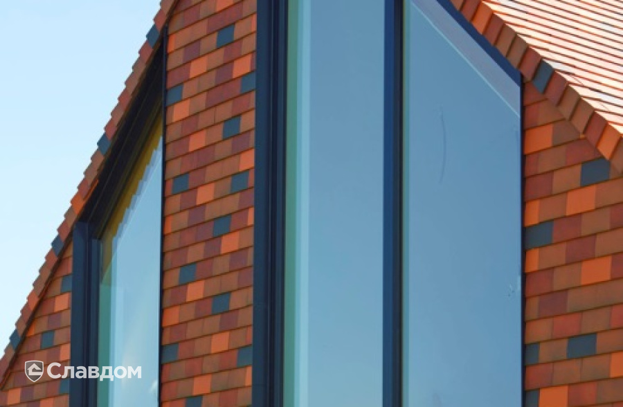 Жилой дом с применением керамической черепицы Koramic 301 Plain Tile Smooth Natural Red, Toscana Engobe, Amarant Engobem Braised Blue