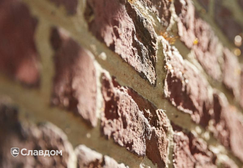 Стена аббатства в Вествлетерене с облицовкой кирпичом Terca Paarsblauw