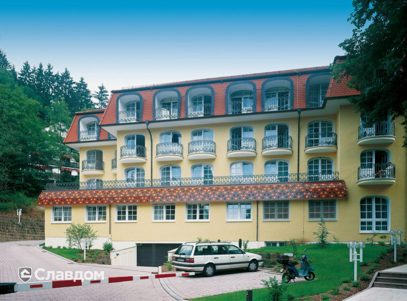 Многоквартирный дом с крышей из черепицы Creaton Biber Klassik Rot Glasiert