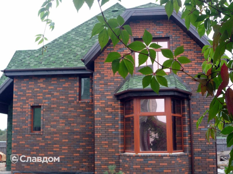 Частный дом с облицовкой кирпичом КС-Керамик Бавария микс гладкий и Красный гладкий