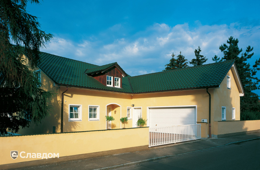 Дом с крышей из черепицы Creaton Futura NOBLESSE Dunkelgrun Glasiert