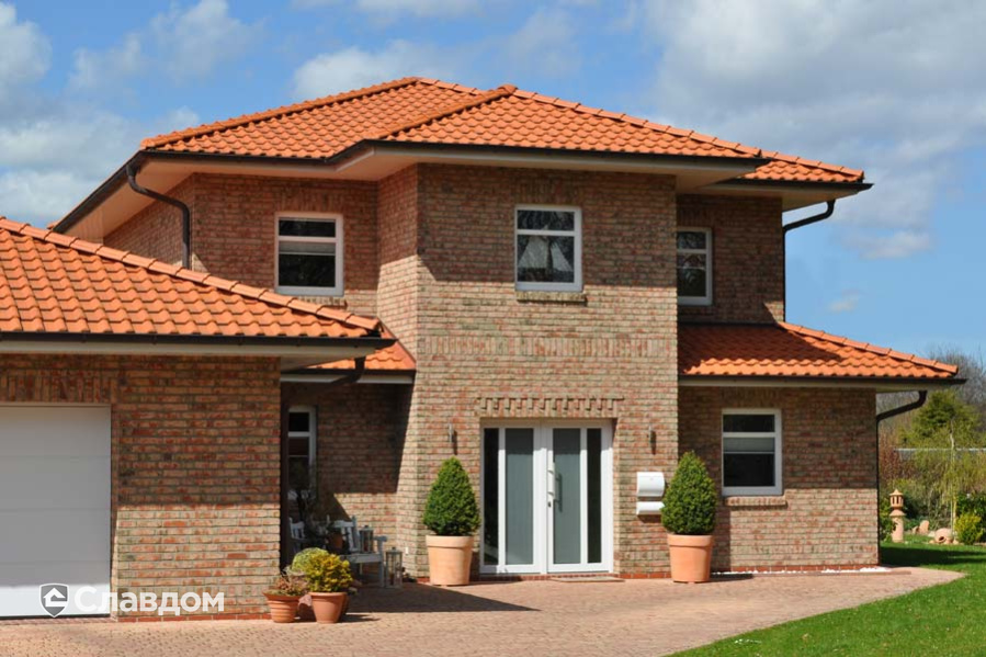 Двухэтажный частный дом с облицовкой кирпичом Roben Moorbrand lehmbunt