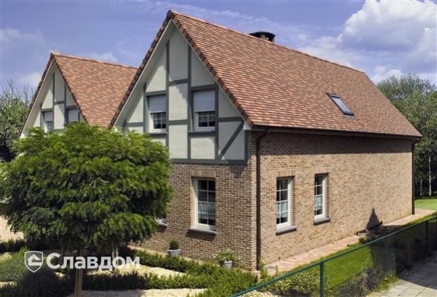 Коттедж с применением керамической черепицы Koramic Pontigny Plain Tile Natural Red, Cream Flamed, Red Flamed, Brown Flamed, Mellow Red