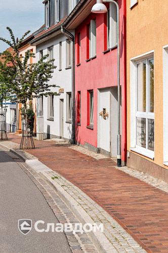 Пешеходная дорожка с применением брусчатки MUHR 04S Rotbraun-bunt special