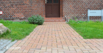 Двор многоэтажного дома с применением брусчатки Vandersanden Radeberg