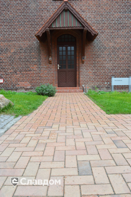 Двор многоэтажного дома с применением брусчатки Vandersanden Radeberg