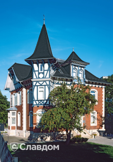 Здание с башенкой с крышей из черепицы Creaton Biber Klassik Schwarz Glasiert