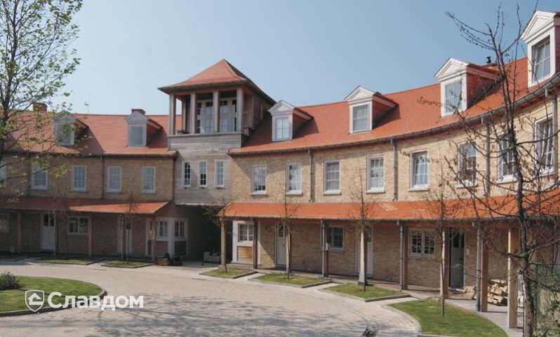 Двухэтажный дом с применением керамической черепицы Koramic 301 Plain Tile Smooth Natural Red