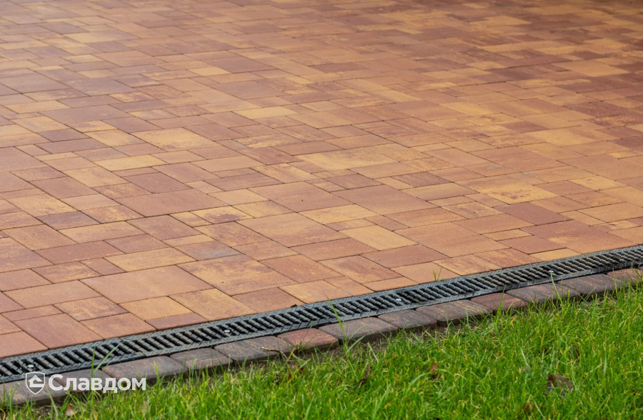 Частный дом в Ленинградской области с мощением плиткой Braer Классико