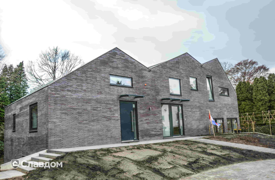 Загородный дом с облицовкой кирпичом MUHR 10 Violettblau geflammt