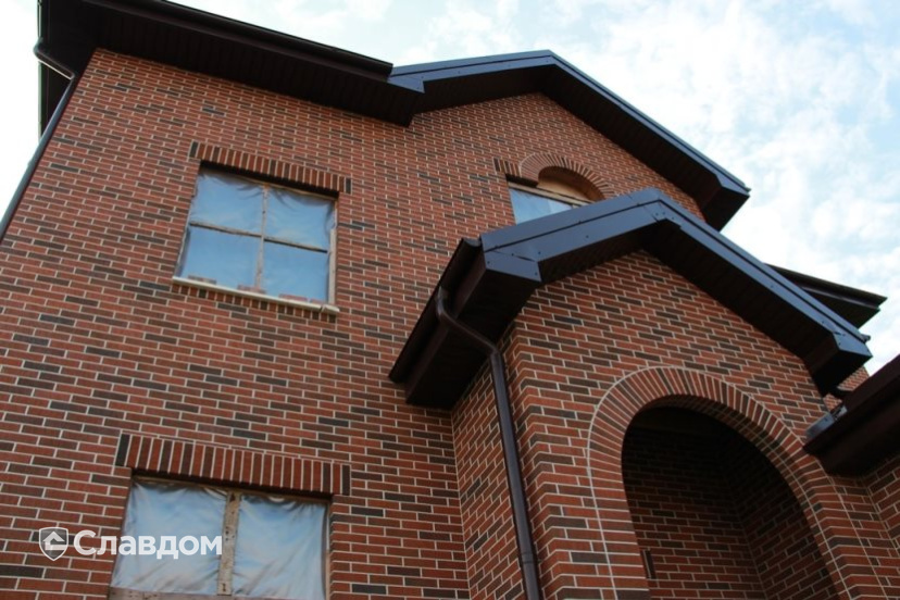 Двухэтажный частный дом с облицовкой кирпичом Terca Red Flame шероховатый