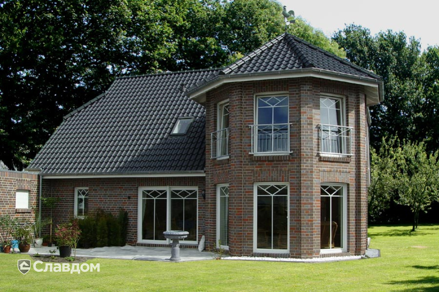 Частный дом с кладкой черепицы Roben Limburg anthrazit