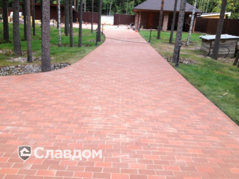 Ландшафт частной территории, вымощенный брусчаткой ЛСР