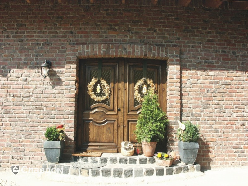 Дом с мансардой с облицовкой кирпичом Terca Paarsblauw