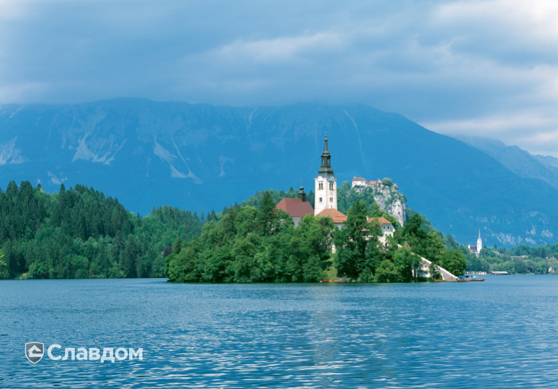 Часовня на острове с черепицей Creaton Biber Klassik Braun Engobiert