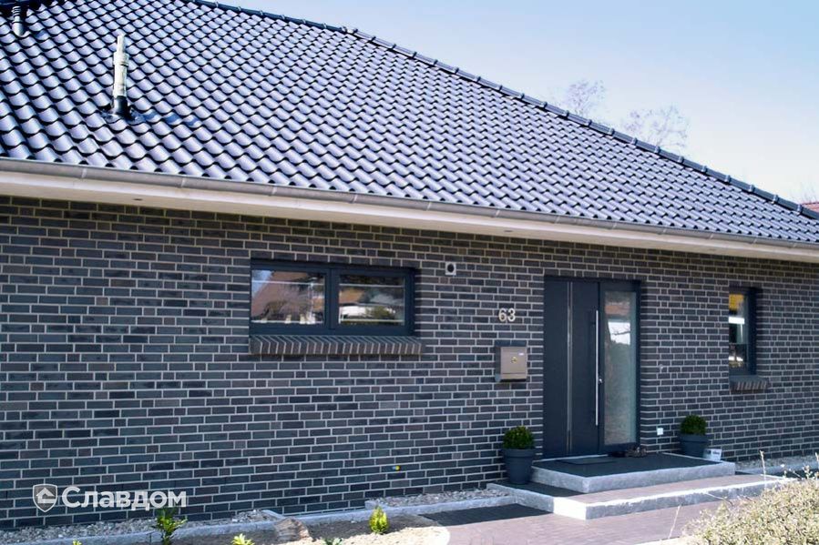 Частный дом с облицовкой кирпичом Roben Chelsea и черепицей Roben LImburg Anthrazit