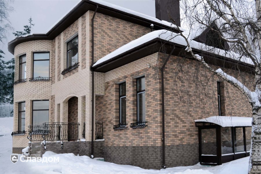 Частный дом с облицовкой кирпичом КС-Керамик 1НФ Лотос гладкий и Камелот микс гладкий