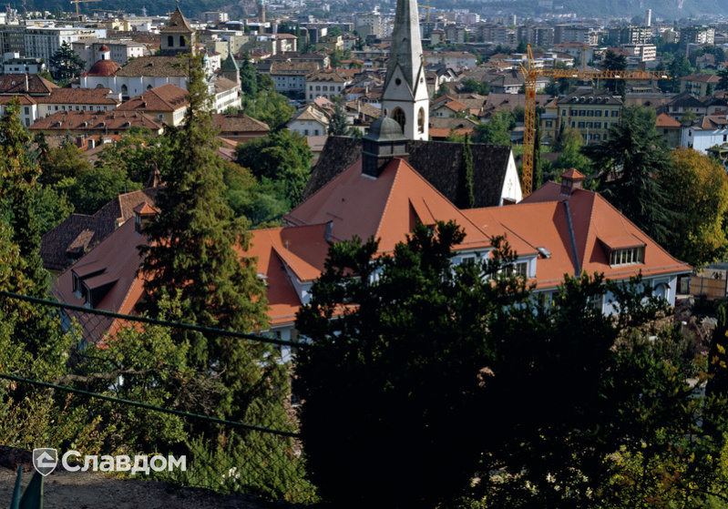 Многоэтажное здание с каменным цоколем с крышей из черепицы Creaton Biber Klassik Naturrot