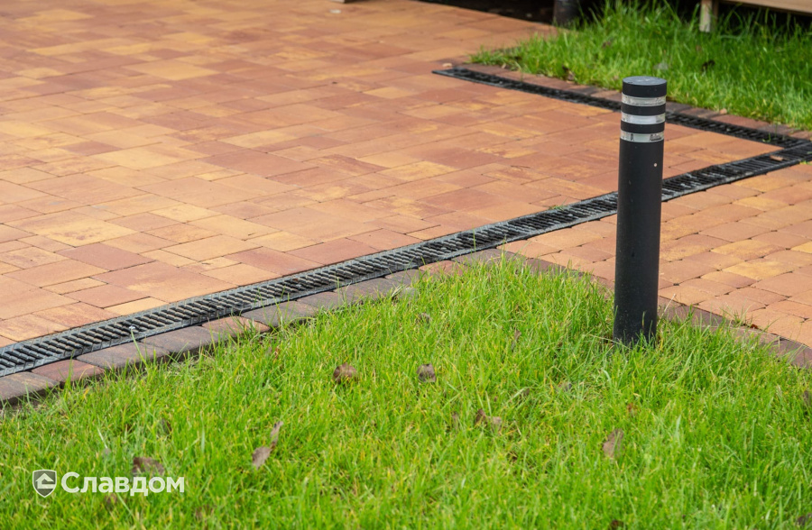 Частный дом в Ленинградской области с мощением плиткой Braer Классико