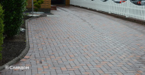 Дворовая территория с применением брусчатки Vandersanden Calau 45