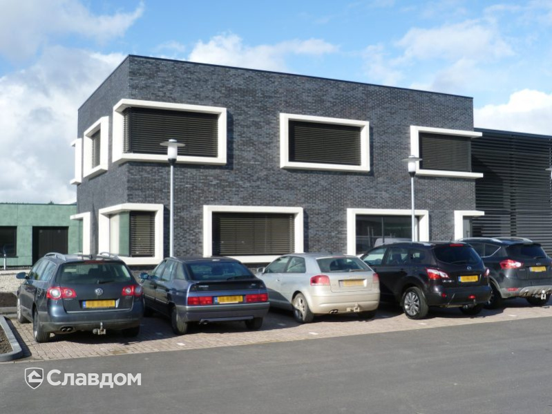 Офис Tolsma Techniek с облицовкой кирпичом Terca Ebonywood