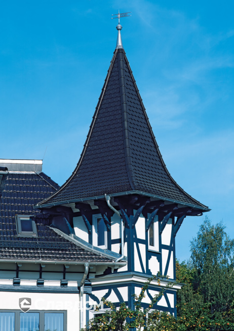 Здание с башенкой с крышей из черепицы Creaton Biber Klassik Schwarz Glasiert