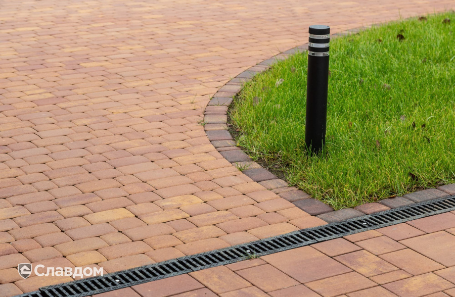 Частный дом в Ленинградской области с мощением плиткой Braer Классико