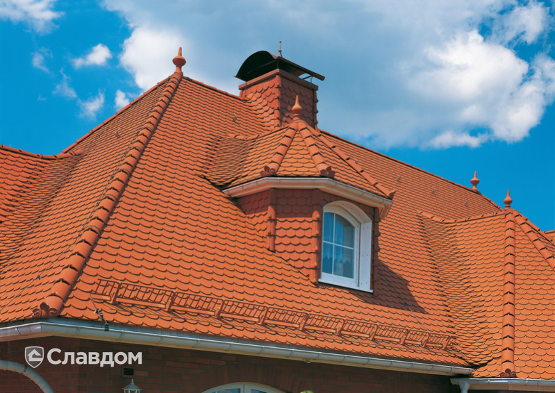 Частный кирпичный дом с крышей из черепицы Creaton Biber Klassik Naturrot