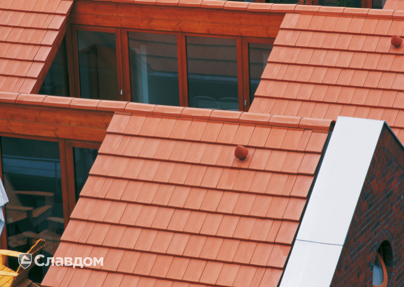 Таунхаус с крышей из черепицы Creaton Domino Naturrot