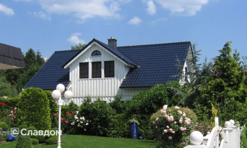 Частный дом с применением керамической черепицы Laumans XL Top 101 Azur dunkel, Brillant Glasur