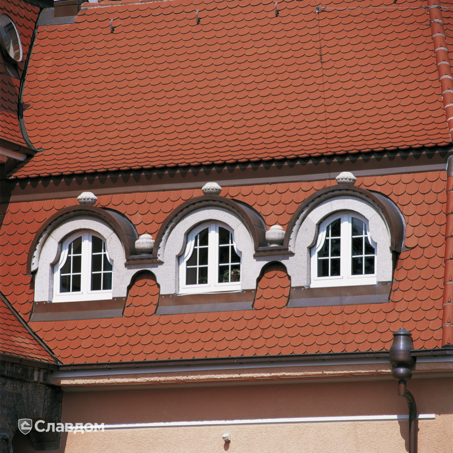 Крыша из черепицы Creaton Biber Klassik Naturrot с башенкой