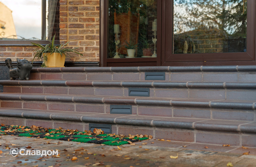 Частный дом с облицовкой кирпичом ручной формовки Сафоново Клинкер №9