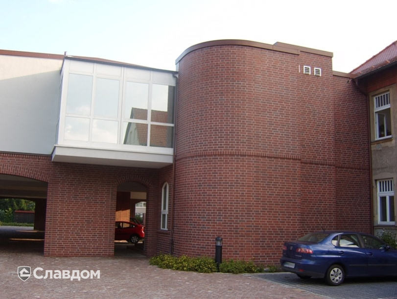 Офисное здание с облицовкой кирпичом Terca Luneburg