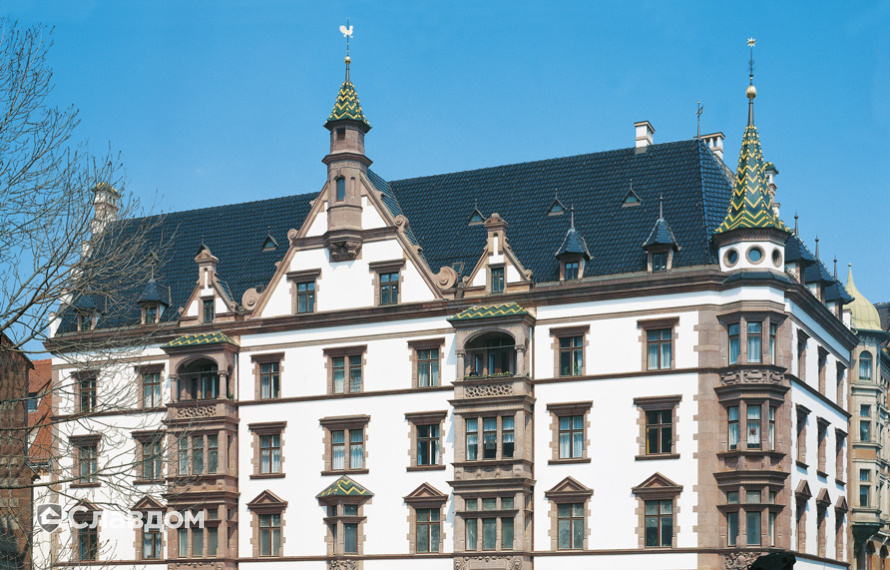 Частный дом с башней. Крыша из черепицы Creaton Biber Klassik Grun Glasiert.